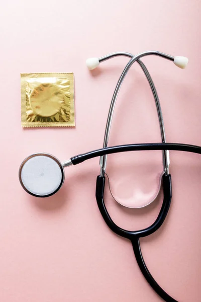 Directly Shot Condom Pack Stethoscope Pink Background Copy Space Medical — Stockfoto