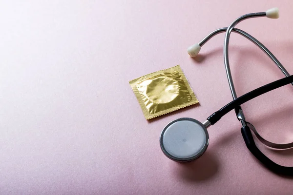 Hochwinkelaufnahme Des Kondoms Packung Mit Stethoskop Vor Rosa Hintergrund Kopierraum — Stockfoto