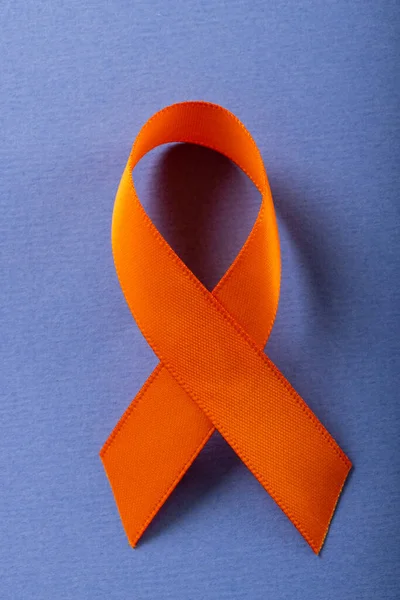 Närbild Orange Leukemi Medvetenhet Band Isolerad Mot Blå Bakgrund Kopiera — Stockfoto