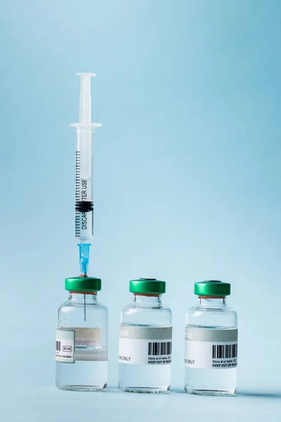 Close Syringe Vials Arranged Blue Background Copy Space Vial Syringe — Stockfoto