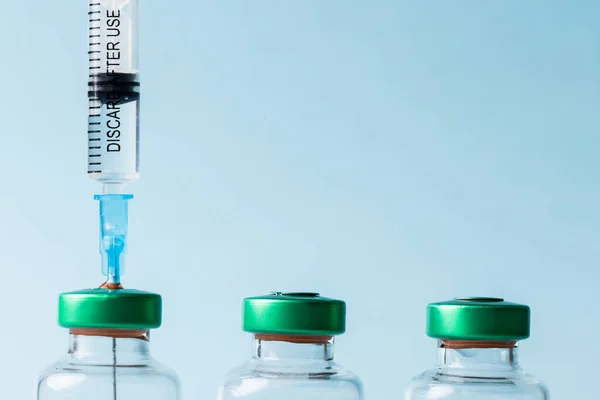 Close Syringe Vials Arranged Blue Background Copy Space Vial Syringe — Stockfoto