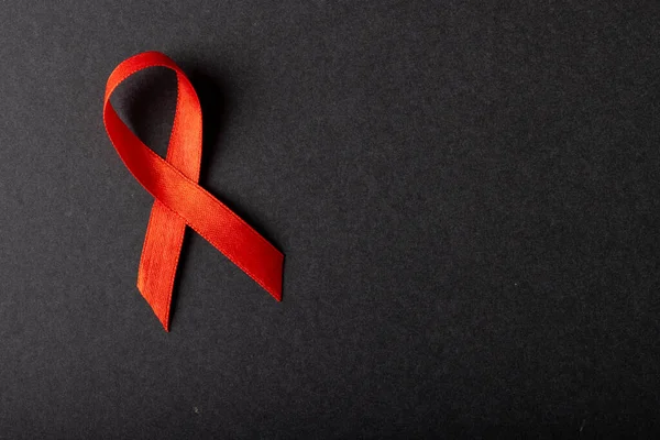 Közvetlenül Felette Lövés Aids Tudatosság Piros Szalag Elszigetelt Fekete Háttér — Stock Fotó