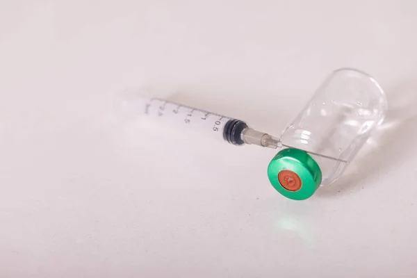 白い背景 コピースペースに対してバイアル分離された注射器の高角度ビュー バイアル注射器医療ワクチン医学疾患針治療医療の概念 — ストック写真