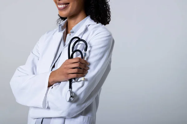 Elinde Stetoskop Tutan Gülümseyen Afro Amerikan Orta Yaşlı Kadın Doktorun — Stok fotoğraf