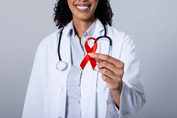 Midsection Smiling African American Mid Adult Female Doctor Holding Red — Foto de Stock