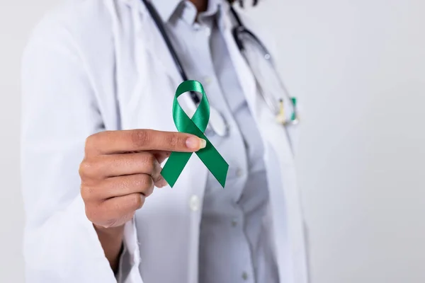 Sección Media Doctora Sosteniendo Cinta Verde Conciencia Salud Mental Salud — Foto de Stock