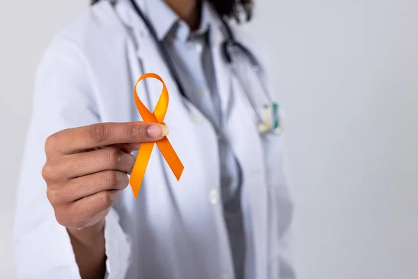 Midsection Female Doctor Yellow Sarcoma Cancer Awareness Ribbon Fondo Blanco — Foto de Stock