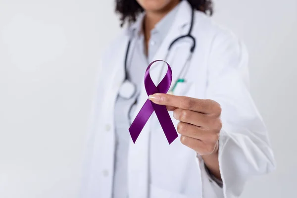 紫色の癌意識リボンを保持する女性医師の中央部 白人背景てんかん膵臓癌医師医学意識支援医療 — ストック写真