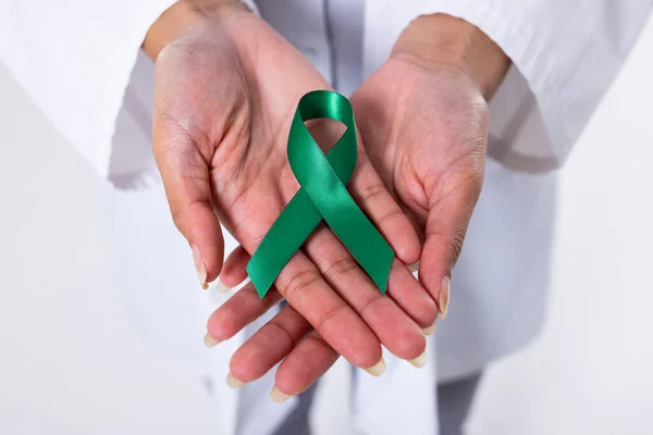 Midsection Female Doctor Green Mental Health Awareness Ribbon Hand Doctor — ストック写真