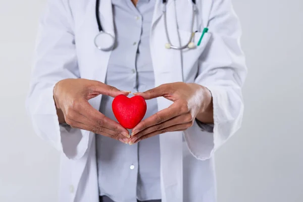 Sección Media Doctora Sosteniendo Corazón Rojo Sobre Fondo Blanco Médico —  Fotos de Stock