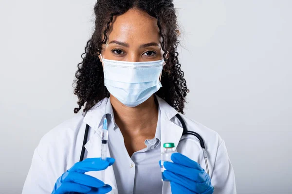 Afrikai Amerikai Középkorú Női Orvos Portréja Maszkot Visel Tűt Injekciós — Stock Fotó