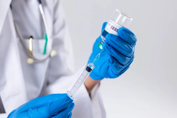 戴着手套拿着小瓶和注射器的妇女的中间部分 白色背景 Doctor Syringe Vial Treatment Disease Hospital Healthcare Medical — 图库照片