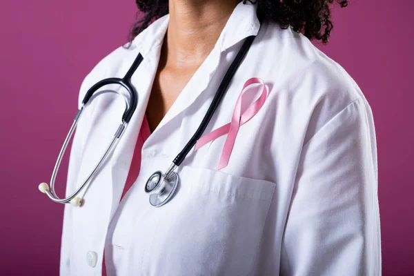 Göğüs Kanseri Farkındalığı Kurdelesi Steteskopu Olan Bir Doktorun Orta Bölümü — Stok fotoğraf