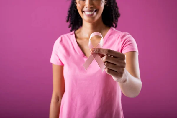 Midsection Happy African American Mid Adult Woman Holding Pink Breast — Foto de Stock
