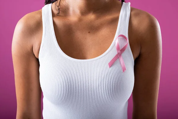 Mittelteil Einer Frau Mit Rosafarbenem Brustkrebs Bewusstseinsband Auf Dem Tanktop — Stockfoto