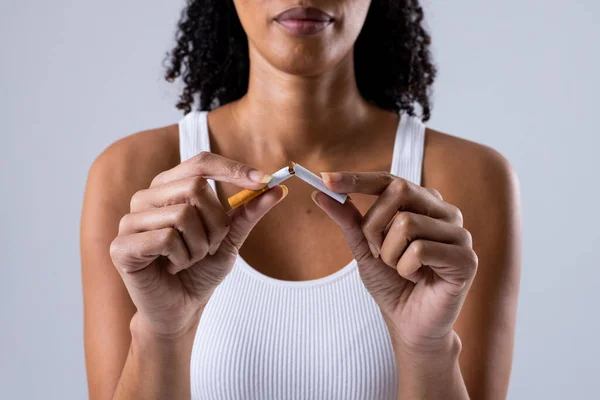 Midsection Afro Americano Médio Adulto Mulher Quebrando Cigarro Contra Fundo — Fotografia de Stock