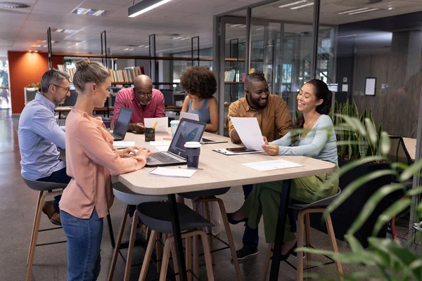 Profesionales Multiraciales Masculinos Femeninos Que Trabajan Utilizando Tecnologías Discutiendo Mesa — Foto de Stock