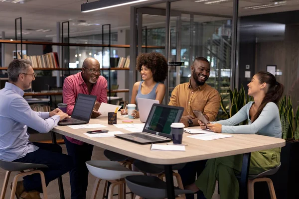 Sonrientes Colegas Multirraciales Discutiendo Durante Reunión Lugar Trabajo Moderno Inalterado — Foto de Stock