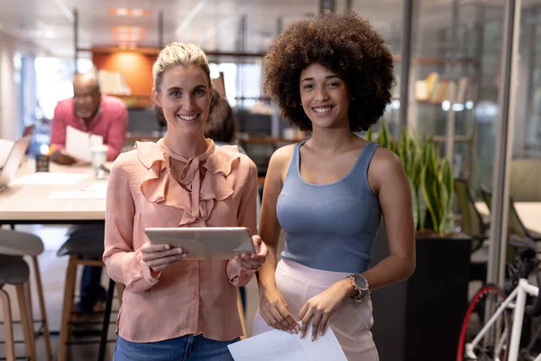 Retrato Mujeres Negocios Multirraciales Sonrientes Trabajando Juntas Lugar Trabajo Moderno — Foto de Stock