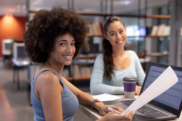 Retrato Uma Mulher Negócios Birracial Sorridente Com Uma Colega Hispânica — Fotografia de Stock