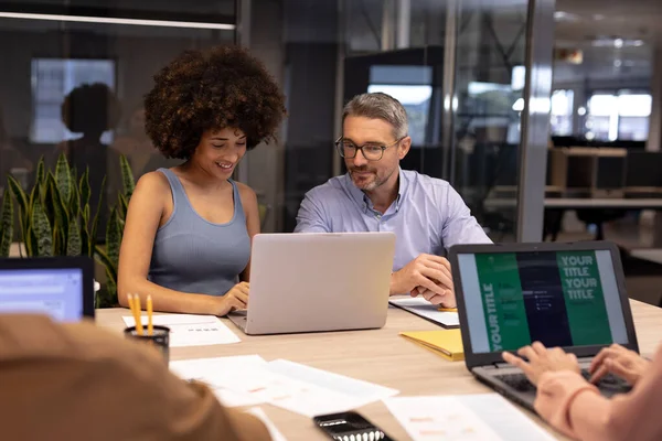 Lächelnde Geschäftsfrau Die Ihren Laptop Mit Einem Kaukasischen Geschäftsmann Teilt — Stockfoto