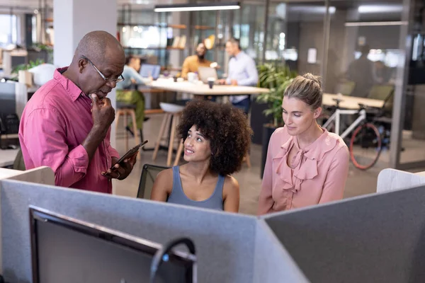 Compañeros Negocios Multirraciales Discutiendo Juntos Mientras Planifican Estrategia Lugar Trabajo — Foto de Stock