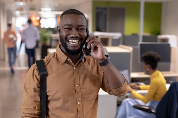 Portret Szczęśliwego Afrykańskiego Biznesmena Rozmawiającego Przez Telefon Komórkowy Nowoczesnym Miejscu — Zdjęcie stockowe