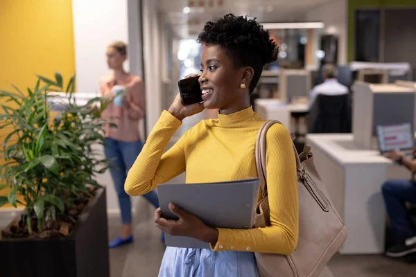 Gelukkig Jonge Vrouwelijke Afrikaanse Amerikaanse Adviseur Praten Smartphone Tijdens Het — Stockfoto