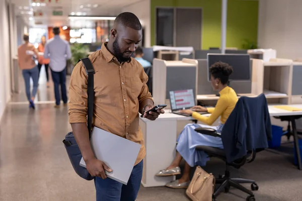Young African American Businessman Using Smartphone Standing Modern Workplace Unaltered — Stock Photo, Image