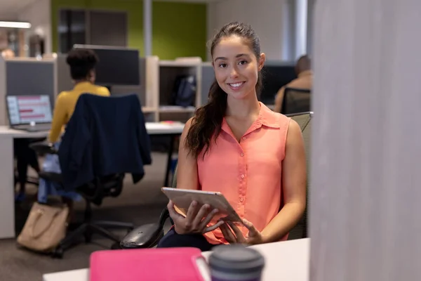 現代の職場でデジタルタブレットで座っている若いヒスパニック系の実業家の肖像画 変化のないビジネス 近代的なオフィスとテクノロジーのコンセプト — ストック写真