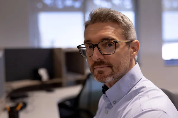 Yerinde Çalışan Gözlüklü Beyaz Olgun Adamının Portresi Değiştirilmemiş Modern Ofis — Stok fotoğraf