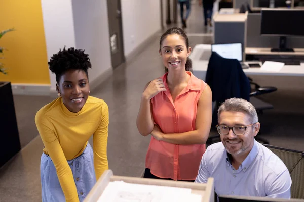 Retrato Compañeros Negocios Multirraciales Felices Reunión Lugar Trabajo Moderno Inalterado — Foto de Stock