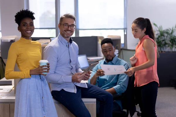 Porträtt Glada Biracial Kollegor Rådgivare Diskuterar Över Dokument Modern Arbetsplats — Stockfoto