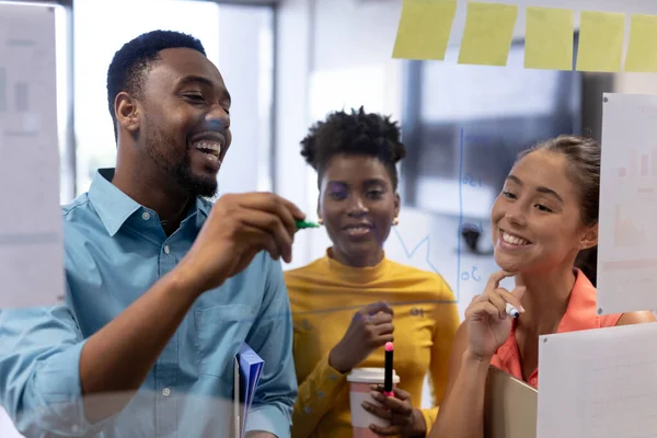 Alegre Joven Multirracial Colegas Masculinos Femeninos Planificación Estrategia Sala Juntas — Foto de Stock