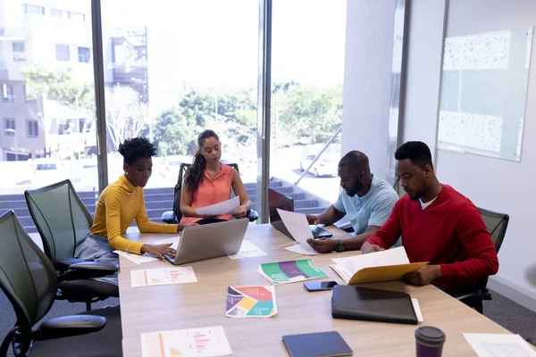 Asesores Multiraciales Masculinos Femeninos Planifican Estrategia Sala Juntas Durante Reunión — Foto de Stock