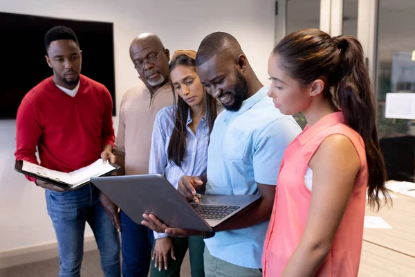 Sonrientes Consejeros Multirraciales Masculinos Femeninos Discutiendo Sobre Ordenador Portátil Sala — Foto de Stock