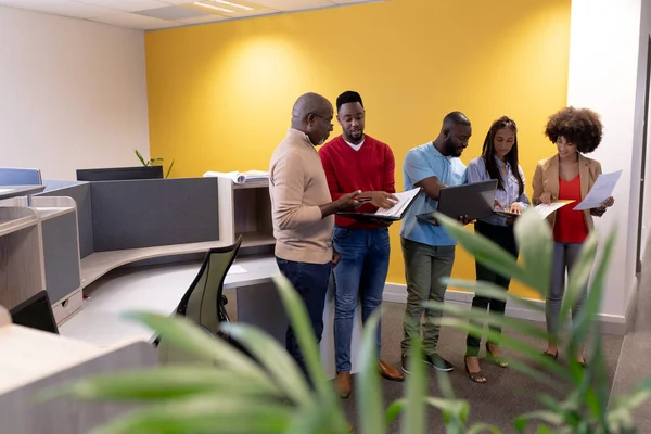 Multiraciala Affärskollegor Diskuterar Strategi Modern Arbetsplats Oförändrat Business Teamwork Och — Stockfoto