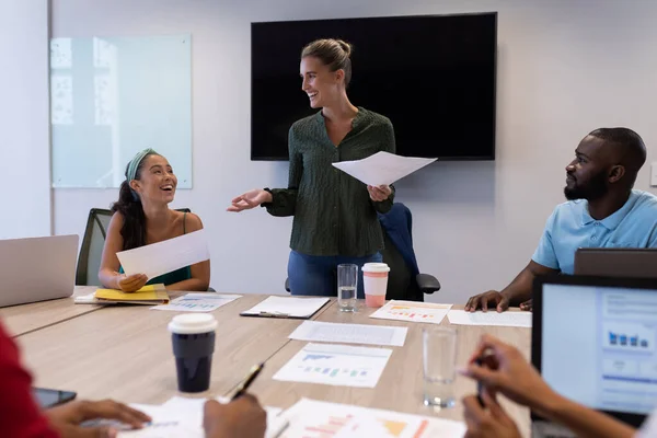 Feliz Mujer Negocios Caucásica Explicando Estrategia Durante Reunión Sala Juntas — Foto de Stock