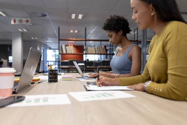 Asesoras Jóvenes Afroamericanas Que Trabajan Juntas Mesa Lugar Trabajo Moderno — Foto de Stock