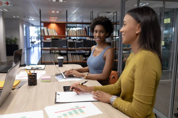 Afroamerikanska Affärskvinnor Som Arbetar Tillsammans Moderna Arbetsplatser Oförändrat Business Teamwork — Stockfoto