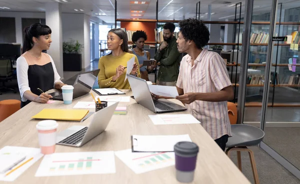 Empresario Birracial Escuchando Mientras Mira Las Mujeres Negocios Discutiendo Sobre — Foto de Stock