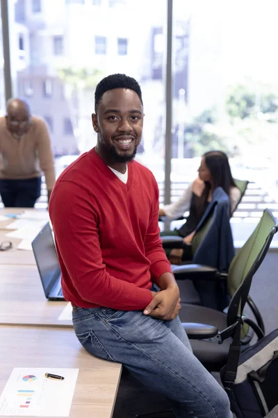 Πορτρέτο Του Χαμογελαστού Αφροαμερικανού Επιχειρηματία Που Στηρίζεται Στο Τραπέζι Συνεδριάσεων — Φωτογραφία Αρχείου
