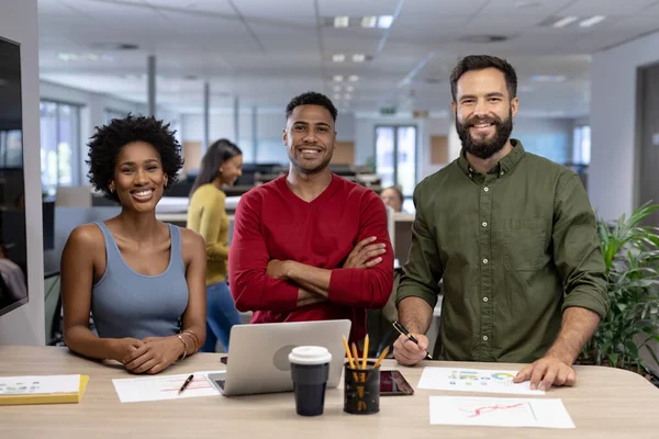 Retrato Asesores Femeninos Masculinos Sonrientes Con Computadora Portátil Escritorio Trabajando — Foto de Stock