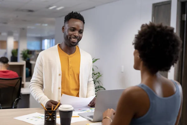 Homme Affaires Afro Américain Souriant Avec Document Ordinateur Portable Regardant — Photo