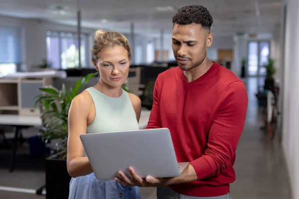 Unternehmensberater Verschiedener Rassen Diskutieren Laptop Während Sie Modernen Arbeitsplatz Stehen — Stockfoto
