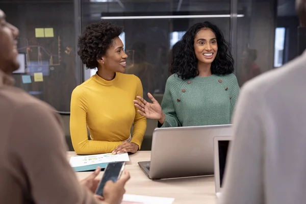 Χαμογελώντας Νεαρή Αφροαμερικανίδα Επιχειρηματίας Εξηγώντας Στρατηγική Στους Συναδέλφους Στη Συνάντηση — Φωτογραφία Αρχείου