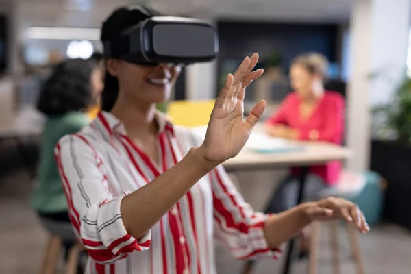 Jovem Empresária Birracial Experimentando Simulador Realidade Virtual Enquanto Gesticula Local — Fotografia de Stock