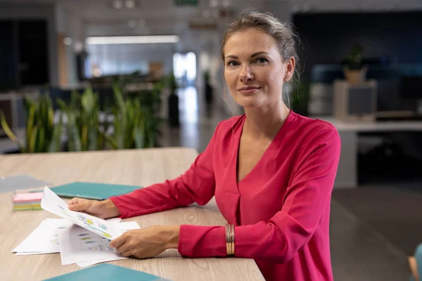 Portrait Smiling Caucasian Female Advisor Sitting Document Table Modern Workplace — Stock Photo, Image