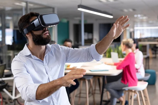 Empresário Caucasiano Barbudo Gesticulando Enquanto Experimenta Simulador Realidade Virtual Reunião — Fotografia de Stock