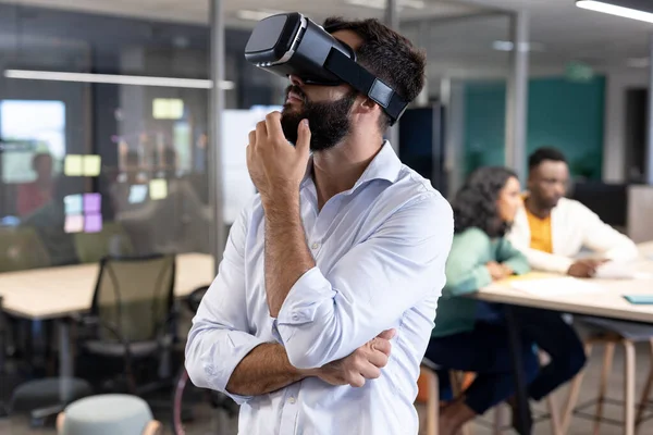 Empresário Caucasiano Barbudo Vestindo Simulador Realidade Virtual Contemplando Local Trabalho — Fotografia de Stock
